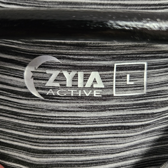 Zyia women's black and white Active tee - Picture 5 of 7